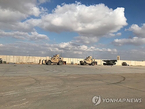 이라크 알아사드 공군기지 주변의 미군 차량들[로이터 연합뉴스자료사진]